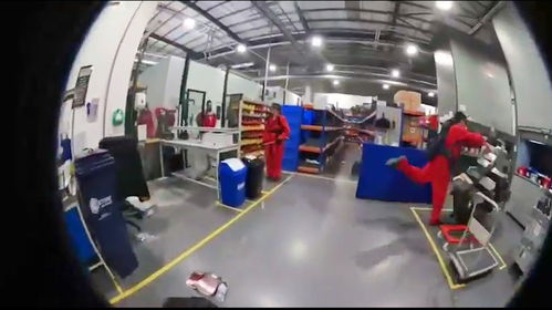 沖破三道安全圍欄,英國(guó)反戰(zhàn)人士闖入以色列軍工廠(chǎng)拆卸武器生產(chǎn)設(shè)備